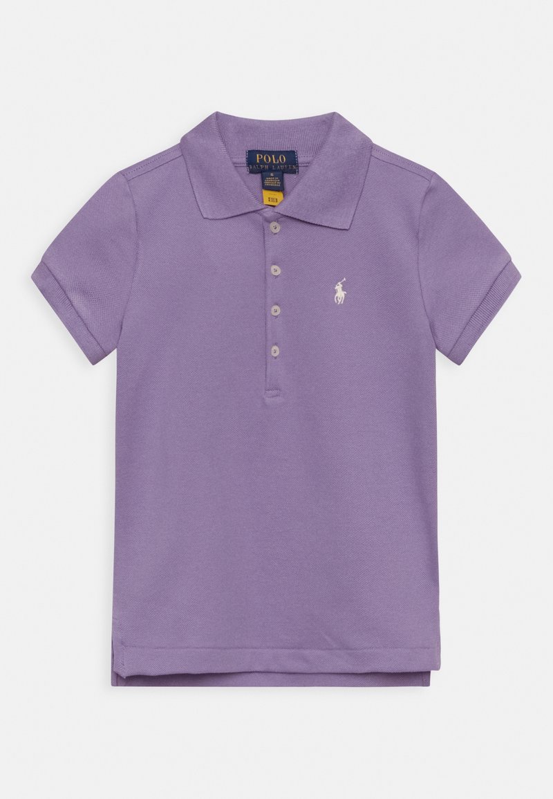 Fioletowa koszulka polo z krótkim rękawem, kołnierzykiem, czterema guzikami i białym, wyszywanym logo Polo Ralph Lauren na lewej piersi.