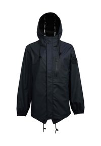 Veste noire imperméable avec une capuche, des poignets élastiques, une poche zippée à l'avant et des cordons de serrage réglables à l'ourlet et à la capuche. Présente un patch logo.