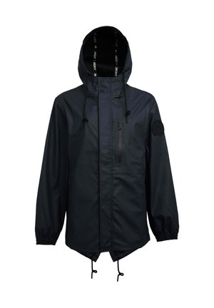 Černá nepromokavá bunda s kapucí, elastickými manžetami, zipovou přední kapsou a nastavitelnými šňůrkami ve spodní části a na kapuci. Obsahuje emblem s logem.