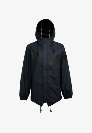 Musta vedenpitävä takki, jossa on huppu, joustavat hihansuut, vetoketjullinen etutasku sekä säädettävät kiristysnyörit helman ja hupun kohdalla. Sisältää logopatchin.