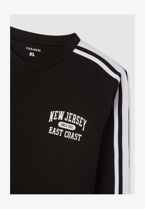 Czarny sweatshirt z grafika w białym kolorze, na której napisano "NEW JERSEY EAST COAST" z napisem "since 1985" poniżej. Białe paski po bokach rękawów.