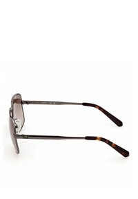 Occhiali da sole marroni con un design elegante, montatura metallica e stanghette con motivo tartaruga. Include cuscinetti nasali trasparenti per il massimo comfort.