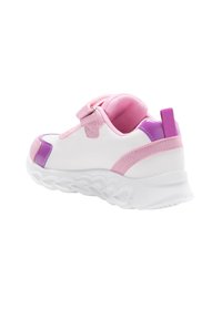 Sneaker bianco con accenti rosa e viola, fodera in rete, cinturino in Velcro e suola testurizzata. Forma arrotondata con una linguetta per un facile indosso.