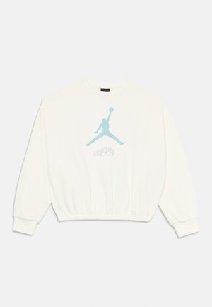 Balta sporta krekls ar zilu Jordan logo un uzrakstu "EST 1984". Tam ir garas piedurknes un savilkta apakša ērtai valkāšanai. Mīksts materiāls.