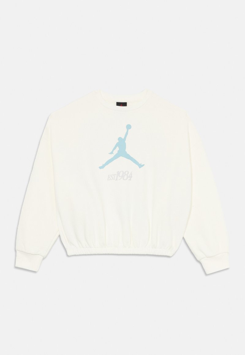 Hvit sweatshirt med blå Jordan-logo og teksten "EST 1984". Har lange ermer og rynket kant for en avslappet passform. Mykt materiale.