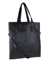 Zwarte leren shopper met een gestructureerd geweven ontwerp, twee handvatten aan de bovenkant en een verstelbare schouderriem. Gladde afwerking en rechthoekige vorm.