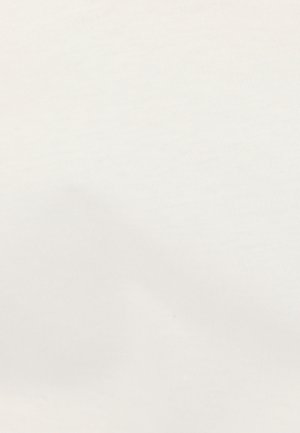 Un fond en tissu beige neutre avec une texture diagonale subtile et une ombre légère au centre.