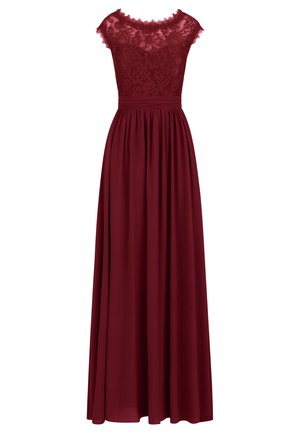 Longue robe bordeaux avec un corsage en dentelle, des manches courtes, une taille cintrée et une jupe fluide. Texture lisse et design élégant.