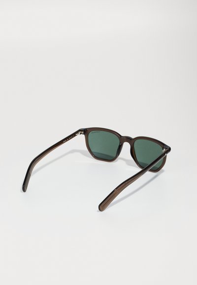 Ochelari de soare cu ramă maro și lentile cu nuanță verde. Forma rectangulară are brațe texturate și accente subtile din metal.