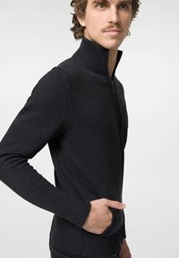 Czarny rozpinany kardigan z materiału ribbed, z wysokim kołnierzem, długimi rękawami i bocznymi kieszeniami dla większej funkcjonalności.