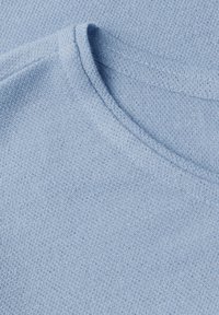 Světlomodrá pletenina s kulatým výstřihem a texturovaným povrchem, ukazující jemné nitě a hladký finiš.