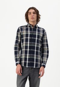 Button-down-Hemd mit einem karierten Muster in Marineblau und Weiß sowie grünen und gelben Akzenten. Aus gewebtem Stoff gefertigt, hat es einen Standardkragen und lange Ärmel.