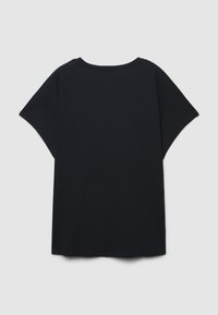 Czarna bawełniana koszulka z okrągłym dekoltem, krótkimi rękawami typu batwing oraz luźnym krojem; gładka tekstura z prostym wzorem.