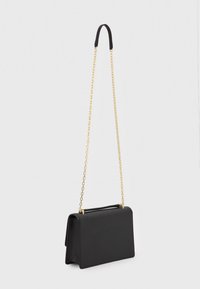 Borsa a tracolla in ecopelle nera con forma rettangolare strutturata, tracolla in catena dorata e superficie texture. Dispone di una maniglia superiore per un trasporto facile.