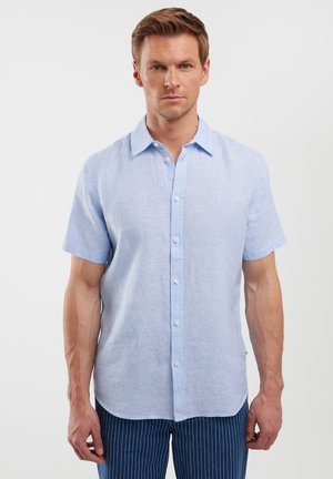 Camisetta di lino azzurro chiaro a maniche corte con colletto e chiusura a bottoni, caratterizzata da una vestibilità rilassata e orlo dritto.