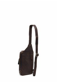 Borsa a tracolla in pelle marrone con finitura texture, design angolato, tasche con zip, tracolla regolabile e accessori in metallo.