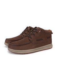 Scarpe in suede marrone con punta arrotondata, suola in gomma grigia e design con lacci. Presentano dettagli di cucitura e un morbido rivestimento interno.