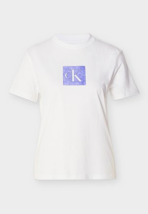 Biele bavlnené tričko s fialovým štvorcovým vzorom s písmenami "CK" v svetlom odtieni. Krátke rukávy a okrúhly výstrih.