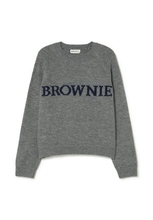 Suéter gris de punto con cuello redondo y mangas largas. "BROWNIE" está bordado en azul marino en la parte delantera. Textura suave.