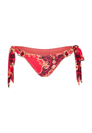 Slip di bikini rosso con motivo leopardo, dettagli barocchi dorati e legature laterali. Presenta una fibbia decorativa con un dettaglio in gemma rossa.