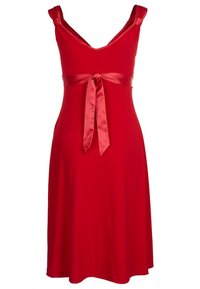 Röd klänning med V-ringning och breda axelband, med ett sidenband knutet i midjan. Tyget är mjukt och har en flödande design.