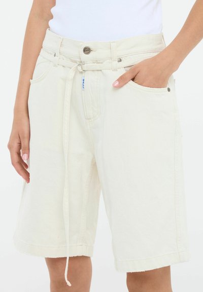 Pantalones cortos de denim blanco con una cintura alta, lazos para cinturón y cordón. Presenta bolsillos delanteros y un dobladillo desgastado en los puños.