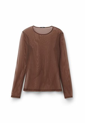 Haut en maille marron à manches longues avec un col rond. Tissu léger et semi-transparent avec une texture lisse et des bords finis.