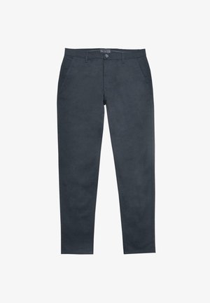 Temno sivi hlače ravnega kroja, izdelane iz bombažne tkanine. Značilnosti vključujejo zapiranje na gumb, zanko za pas in stranske žepe z gladko teksturo.