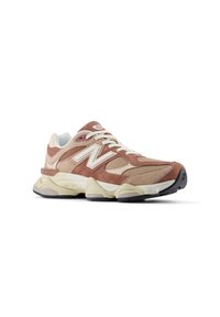 Chaussure de running avec panneaux en daim beige et marron, mesh blanc, lacets crème, semelle épaisse blanc cassé et logo blanc sur le côté.