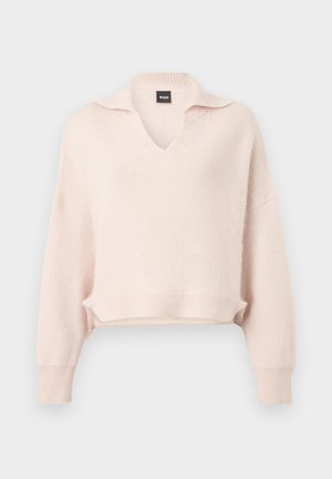 Pulover roz deschis tricotat, cu decolteu în V și guler, umeri căzuți și tiv și manșete drepte. Confecționat dintr-un material moale, texturat.