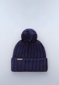 Berretto lavorato a maglia di colore blu marinara con pompon sulla parte superiore, presenta un bordo a coste e un piccolo cartellino con logo sul lato. Tessuto morbido.