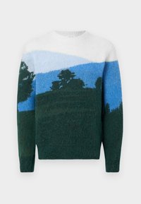 Adīts džemperis ar ainavas rakstu — zilas debesis un zaļas kalni; mīksta tekstūra; apaļa kakla izgriezums; garas piedurknes; pārsvarā zaļā un zilā krāsā.