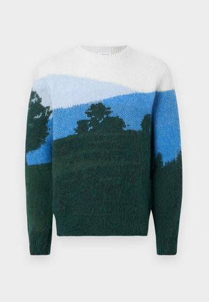 Sweter dziergany z wzorem krajobrazu z niebieskim niebem i zielonymi wzgórzami; miękka tekstura; dekolt zaokrąglony; długie rękawy; dominujące kolory to zieleń i niebieski.