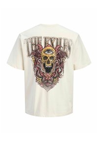 Εκρού μπλουζάκι με πολύχρωμο γραφικό ενός κρανίου με τρίτο μάτι, περιτριγυρισμένο από κέρατα, φτερά, ανθικά μοτίβα και κείμενο "THE EXILES" στην πλάτη.