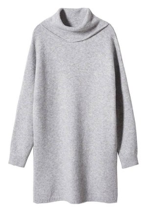 Jasnoszara dzianinowa sukienka z długim rękawem, luźnym kołnierzem typu golf oraz prążkowanymi mankietami i dołem.