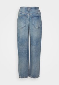 Jeans de denim de color azul claro, de pierna ancha y cintura alta, con dos bolsillos traseros y un ligero desgaste. Presentan un clásico cierre de botón y cremallera.