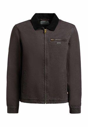 Férfi sötétbarna cipzáros dzseki fekete kordbársony gallérral és cipzáras mellzsebbel fehér háttéren.