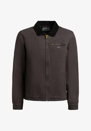 Férfi sötétbarna cipzáros dzseki fekete kordbársony gallérral és cipzáras mellzsebbel fehér háttéren.