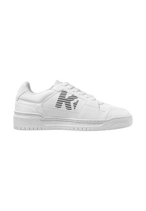 Baskets blanches en cuir synthétique avec une semelle texturée. Présentent un logo rayé noir sur le côté, des lacets plats et un col rembourré.