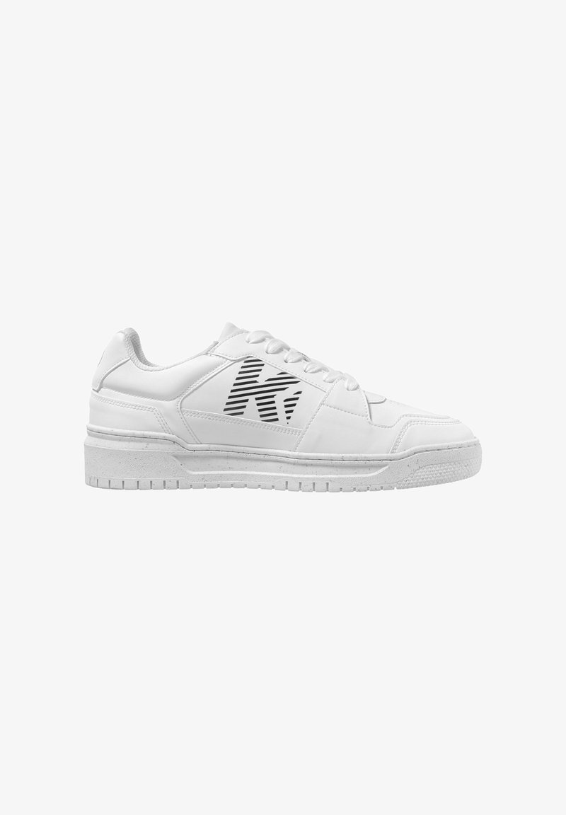 Baskets blanches en cuir synthétique avec une semelle texturée. Présentent un logo rayé noir sur le côté, des lacets plats et un col rembourré.