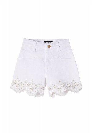 Shorts in denim bianco con orlo smerlato e ricamo floreale traforato lungo il bordo inferiore, con tasche frontali e chiusura con bottone.