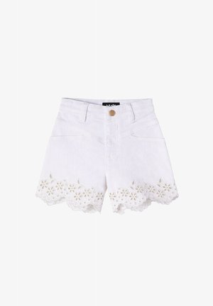 Shorts in denim bianco con orlo smerlato e ricamo floreale traforato lungo il bordo inferiore, con tasche frontali e chiusura con bottone.