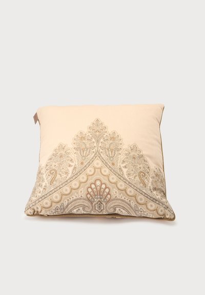 Coussin carré beige avec une broderie florale et cachemire complexe dans des tons dorés et bruns atténués sur un fond uni.