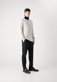 Calvin Klein STRUCTURE SWEATER - Strikkegenser - stony beige