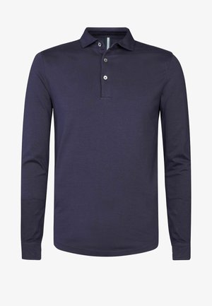 Marineblaues Langarm-Poloshirt mit Kragen, Dreiknopf-Leiste und gerippten Bündchen, auf weißem Hintergrund dargestellt.