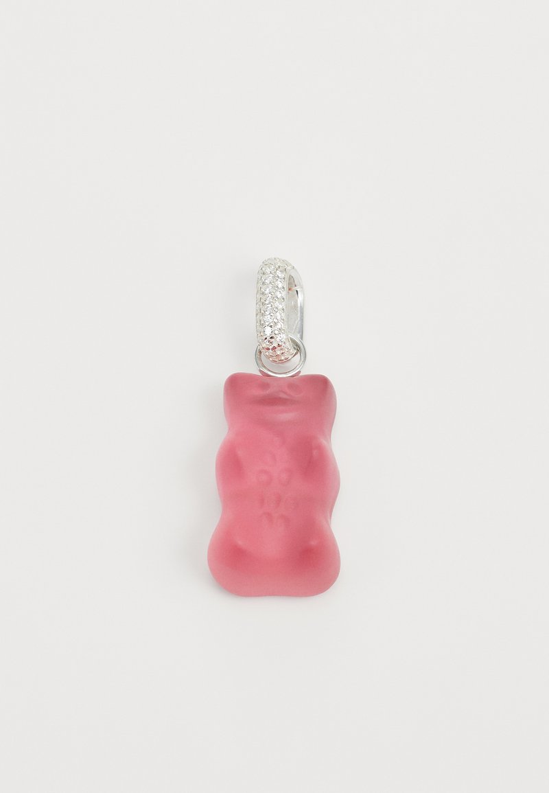 Pingente de urso de goma rosa feito de material translúcido, apresentando um laço prateado brilhante com strass embutidos para um detalhe adicional.
