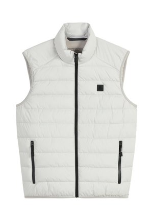 Leichte weiße Steppweste mit hohem Kragen, gestepptem Muster, schwarzem Reißverschluss und Seitentaschen, mit einem Logo-Patch auf der Brust.