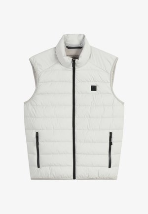 Leichte weiße Steppweste mit hohem Kragen, gestepptem Muster, schwarzem Reißverschluss und Seitentaschen, mit einem Logo-Patch auf der Brust.