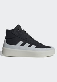 Čierne vysoké tenisky so textilným zvrškom, bielou gumovou medzipodrážkou a tromi bielymi pruhmi na strane. Šnúrky a šnurovacie otvory sú výrazné detaily.