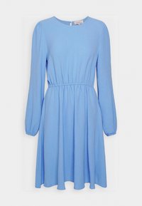 Hellblaues Kleid mit langen Ärmeln, rundem Ausschnitt, elastischem Taillenbund und einem fließenden Rock. Weicher Stoff, keine sichtbaren Muster oder Akzente.